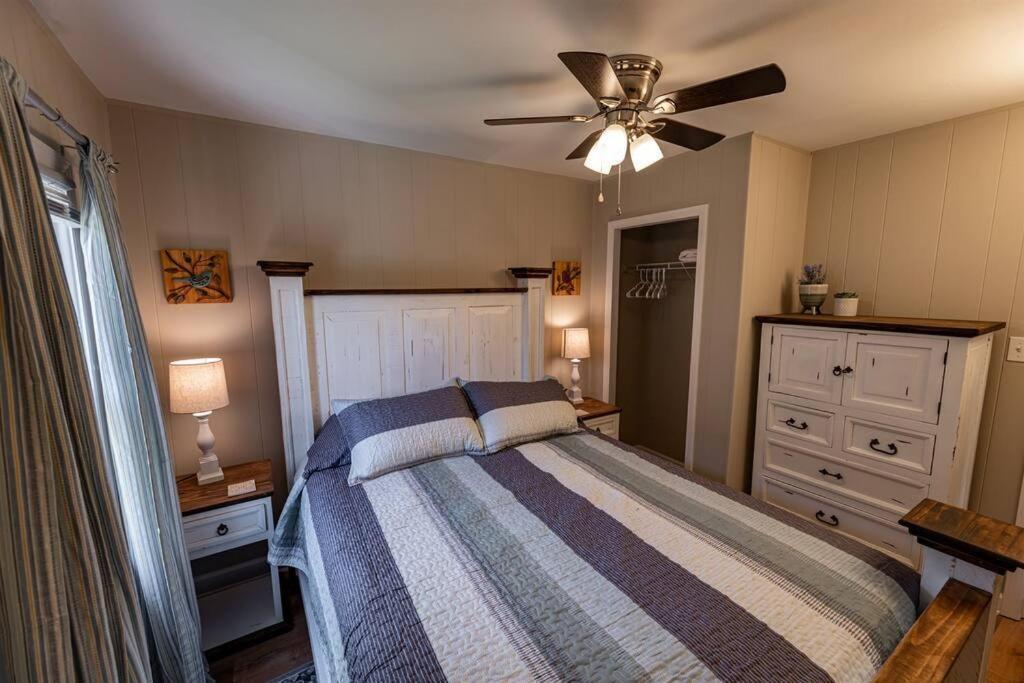 The Cardinal Nest A Cozy Cottage On Main St Saint Charles Exterior photo